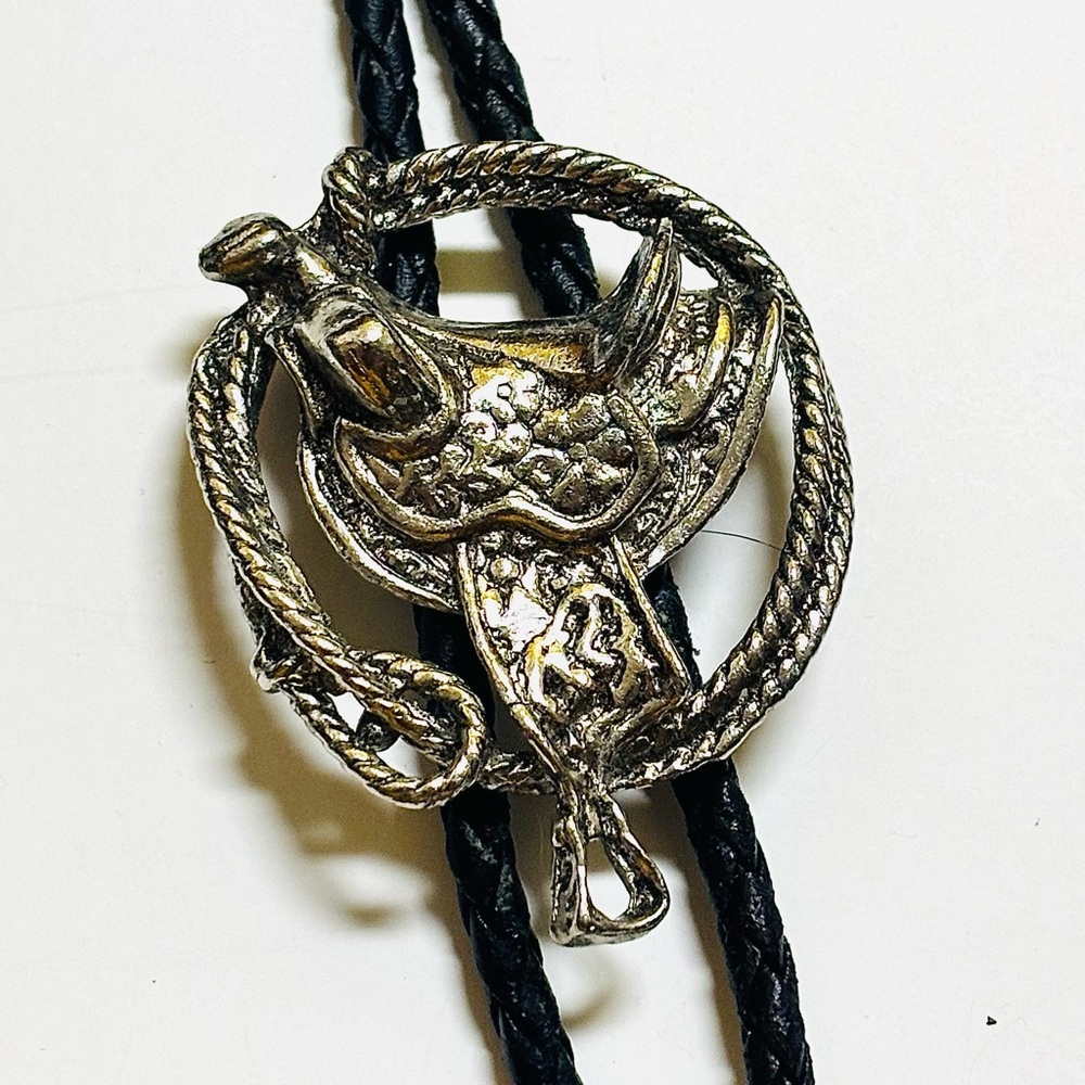 Vintage Cowboy Western Silver Tone Saddle and Lasso Leather Bolo Tie